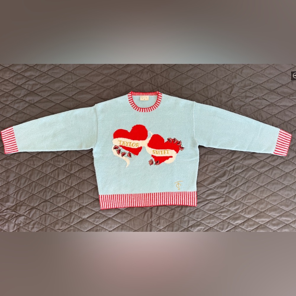 TAYLOR SWIFT ALBUM HEART SWEATER
